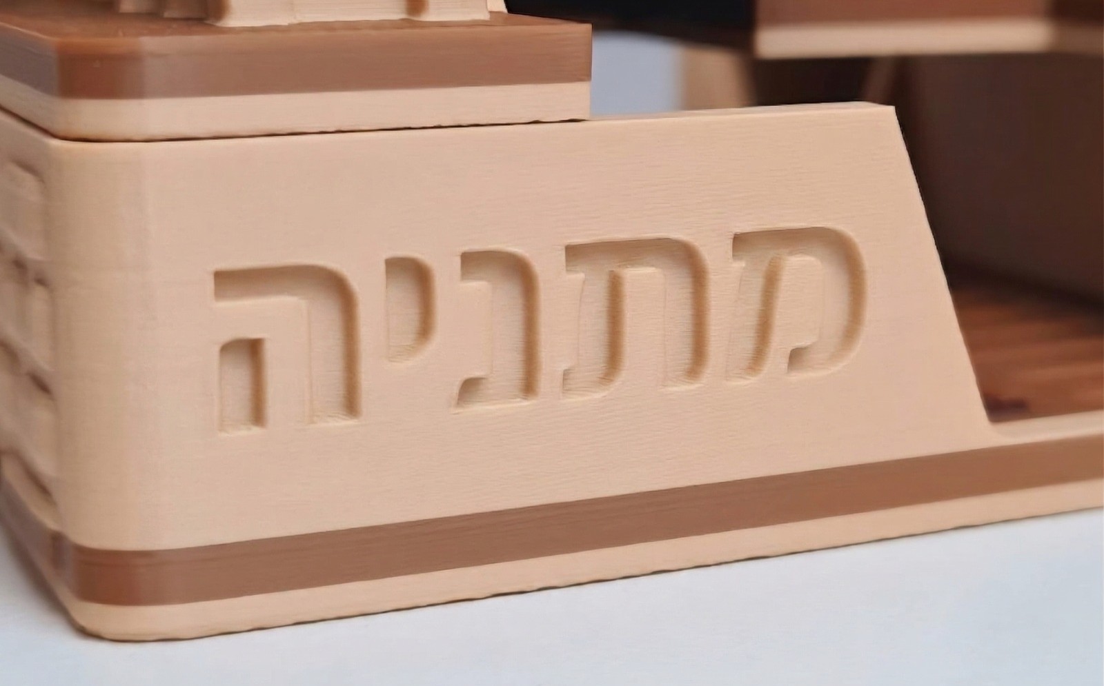 שם מוטבע בצבע הביתן